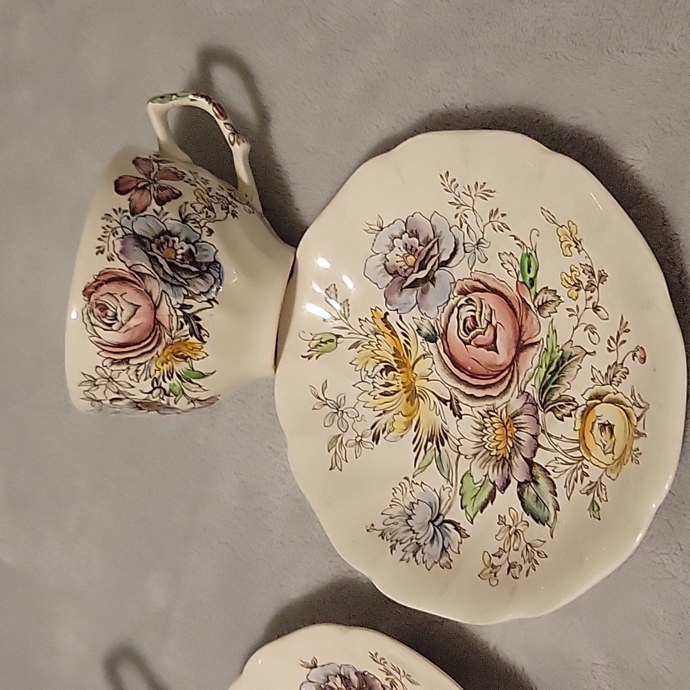 Johnsin Bros Sheraton teacup and saucer. Set of 3 - Picture 7 of 10